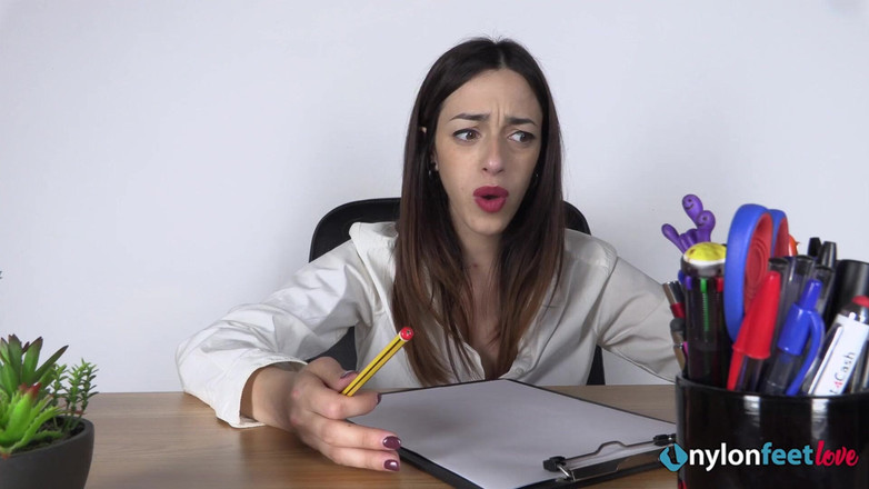 Best Nylon Feet Videos: Adorando os Pés da Secretária Sexy em Troca de Assistência