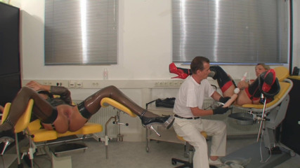 Rubber & Clinic Studio - 1ATOYS: 2 rubbersletten - vuistneukplezier op de gynotafels