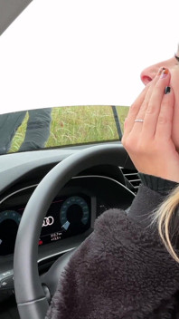 Influencerka zůstává pěšky poté, co auto už nenastartuje. Naštěstí najde chlapa, který ji odveze domů a šuká ji.