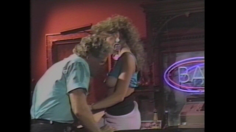 Vintage megastore: Une MILF blonde excitée est heureuse en se faisant baiser...