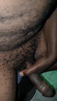 Behaarter afrikanischer mann wichst und kommt am frühen morgen nach dem aufwachen geil