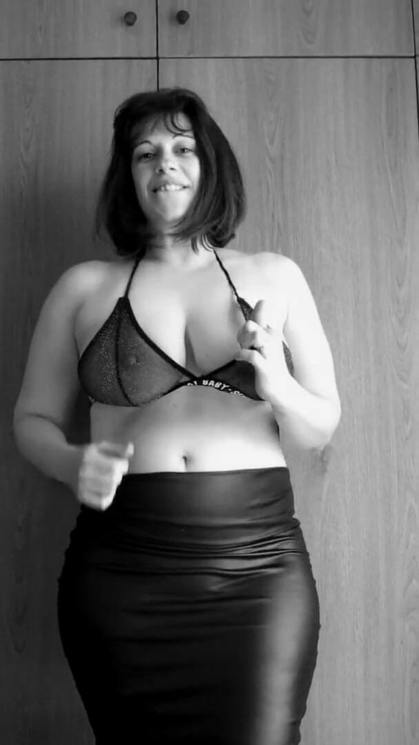 Spanish pornstar Lucia Bianco: Provocando e brincando com um vibrador bbc