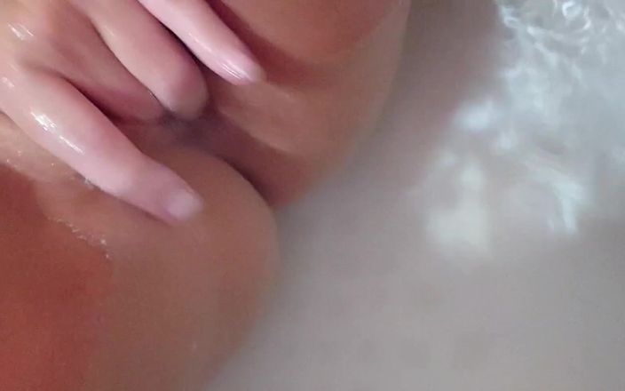 Gspot Productions: Nudo nella vasca da bagno, giocando con le mie tette,...