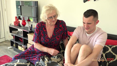 Aunt Judy's XXX: Prsatá 66letá GILF paní Claire chytí kamaráda svého nevlastního syna v...