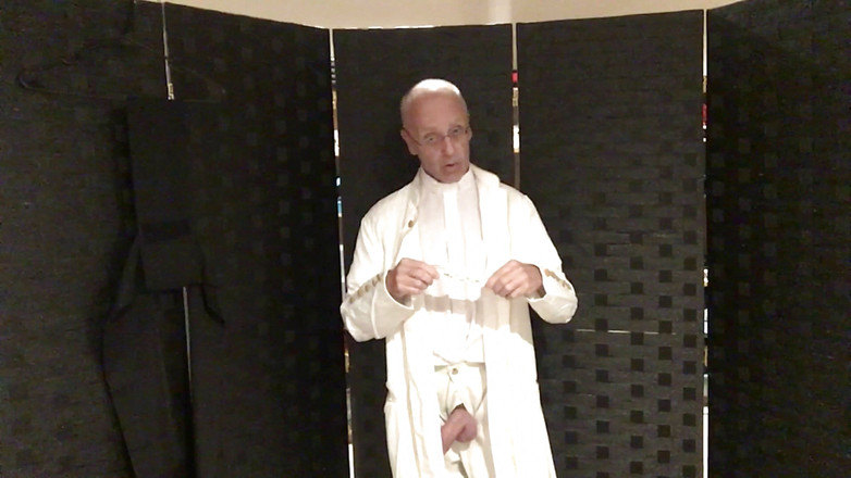 DocRough: Pregúntale al sacerdote yo debajo de mis ropas