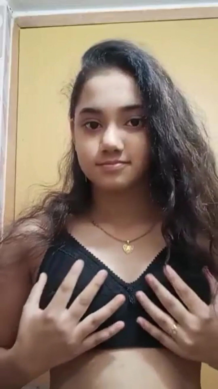 MehwishAly: Haciendo un video en el baño para novio