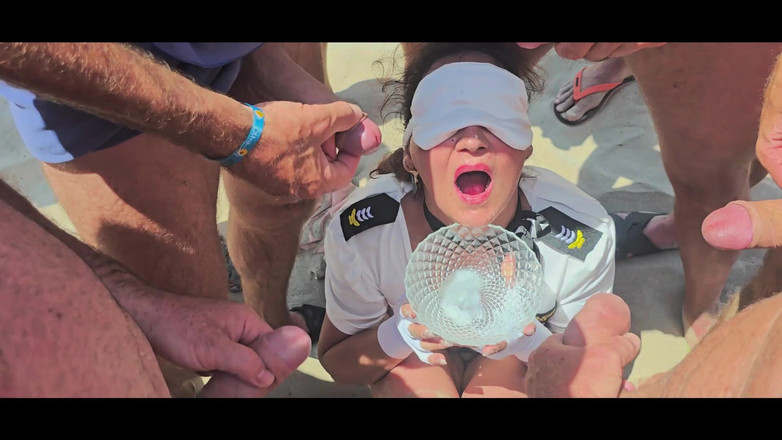 NubeBukkake: Bukkake På Stranden: Värdinna Med Spermaskott I Sneakers