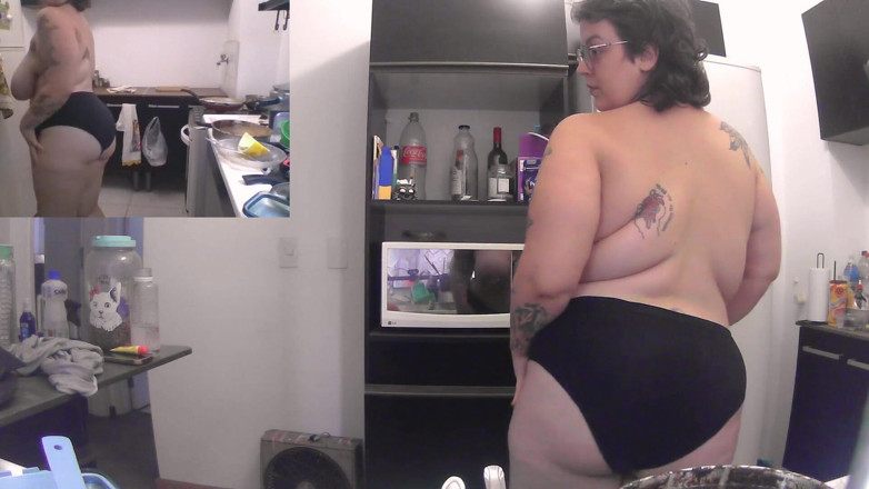 alucidfever: Je fais la vaisselle avec mes seins flasques
