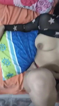 旅行に疲れた彼らは祖父母の家に到着し、コンドームなしで性交した。これは米国で起こりました。
