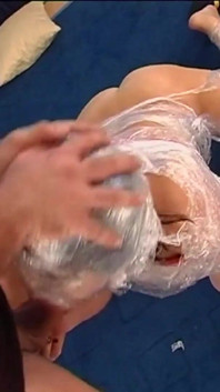 Bizarres mädchen mit bandfesselung doggystyle gefickt