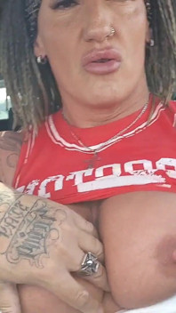 Tomo mis tetas y me follo en el auto para que puedan verme