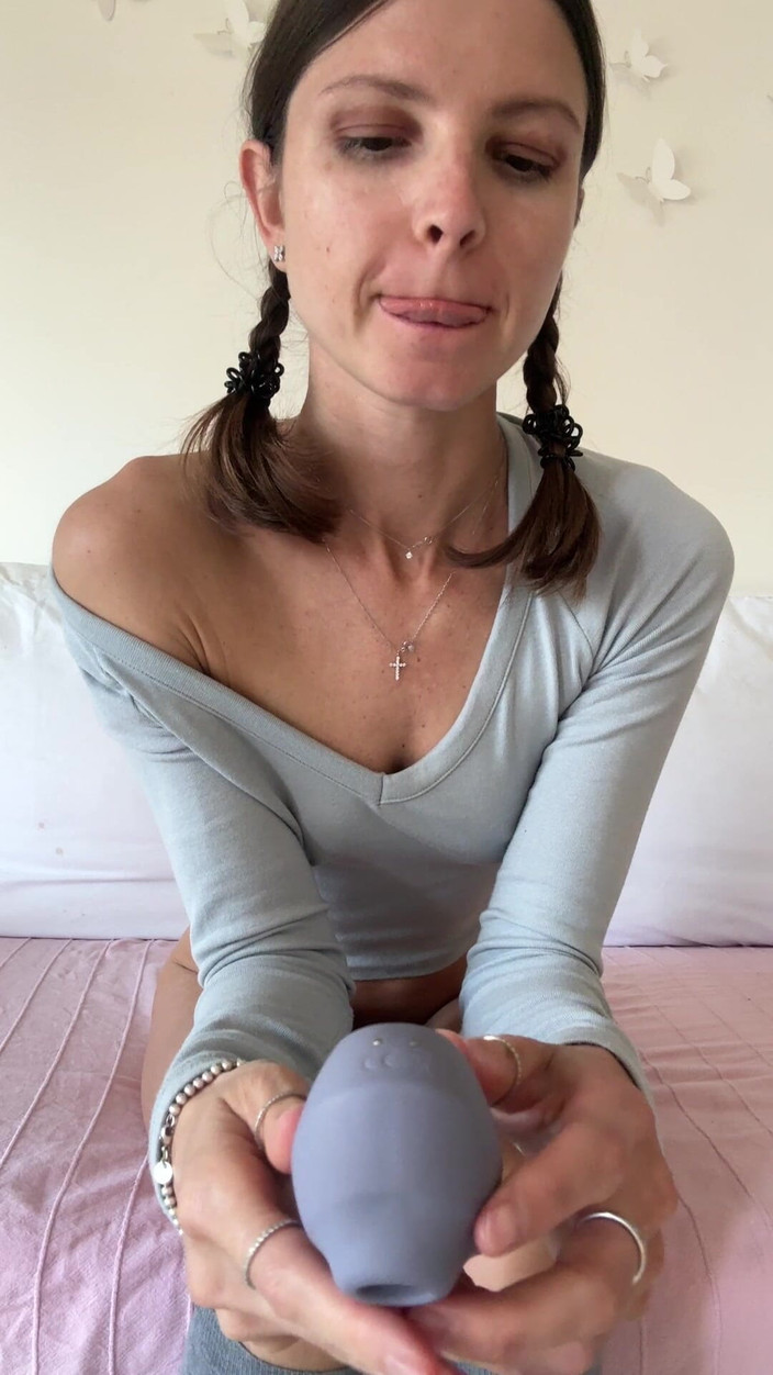 Gina Gerson: Brids fetish lagi asik mainin memeknya sambil ngomong jombol