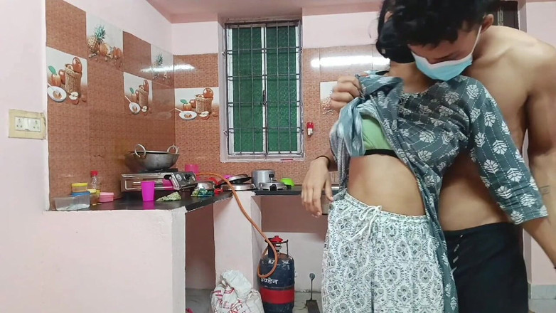 Tip_top_mall: Aku menemukan saudara tiriku yang sange di dapur