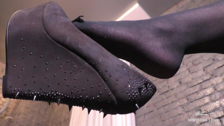 Mistress Legs: Visící se boty na mých sexy nohou v černých silonkách