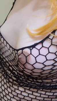 Une Jolie Tgirl Avec Une Grosse Bosse Et Des Tétons Gonflés Trait Ses Seins Et Les Gifle Si Fort