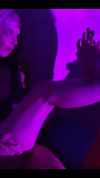 キャンディクラッシュ、クイーン・キミ、フォン・ポイズン、ルナ・オルヴルが足でタバコを吸い、服を脱ぎ、キスをする