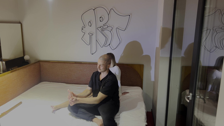 Alex Goes: Prsatá blonďatá latina mě šuká nohama