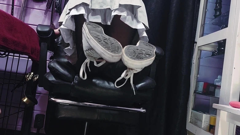 Mistress Priest: Anime colegiala en primer plano, zapatillas y dominación de pies