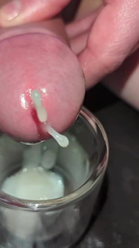 Detailní Edging, několik výstřiků vytéká do skla. Odmítnutí zpomaleného záběru, zničený orgasmus, střílení provazů, nesestříhané