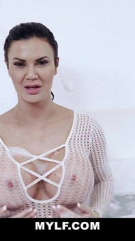 Sapık orta yaşlı seksi kadın küvette mastürbasyon yapıyor