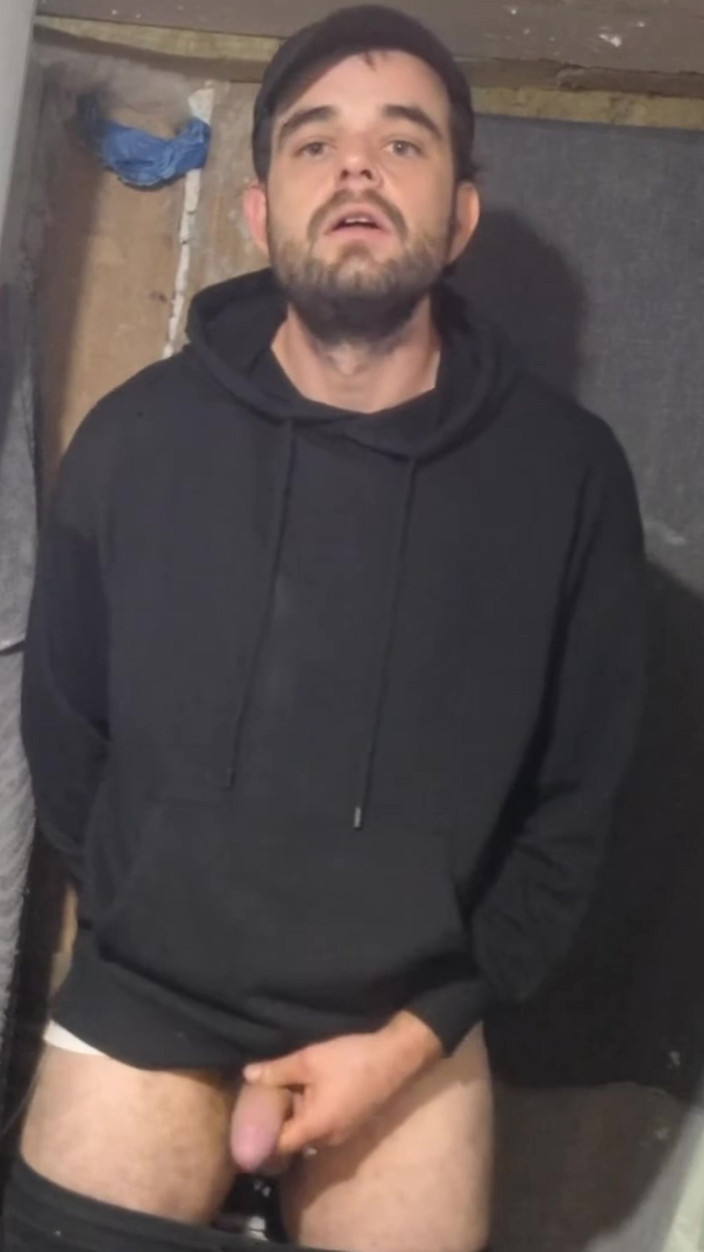 jerkofflover: 滑冰运动员在废弃建筑中射精