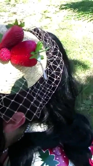 BBW BlowJob Queen: Miss Strawberry Retro Picknick in Italy