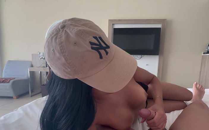 Who is Lilly: Azgın evli komşu sıkı bikinim yüzünden beni asansörde köşeye sıkıştırdı -...