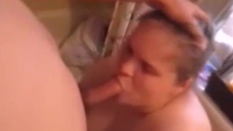 Fat House Wife: Une femme mariée se fait baiser par la bouche en...