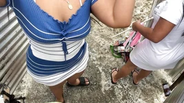 Quay phim những người phụ nữ xinh đẹp trong phòng thay đồ bãi biển