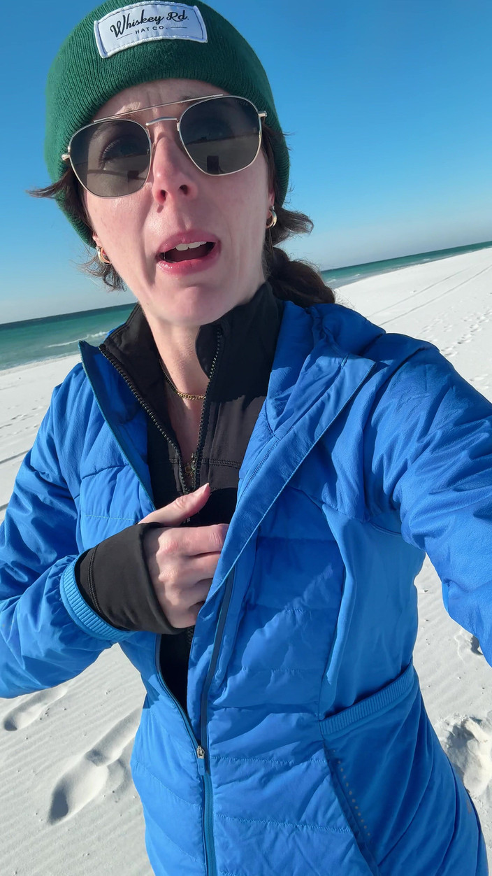 Nadia Foxx: Procházka po pláži volá po rychlém orgasmu!