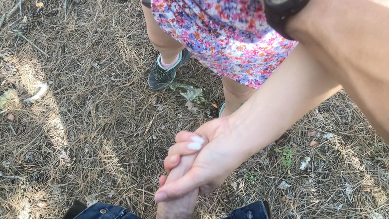 Risky Hairy Couple: Menemukan gadis imut bertato menunggangi sepeda di hutan dan meniduri...