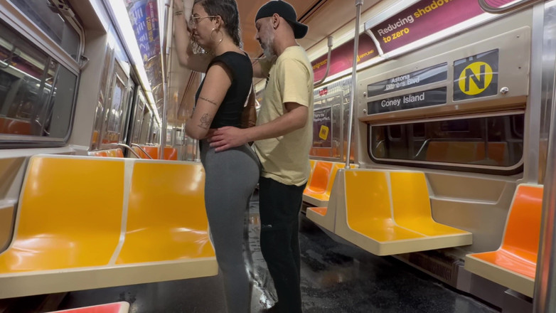 Gabi SweetCouplesStories: Studente krijgt sperma op de metro van New York.