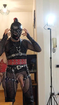 Nos bastidores de maricas Katryn com um esfregão na bunda