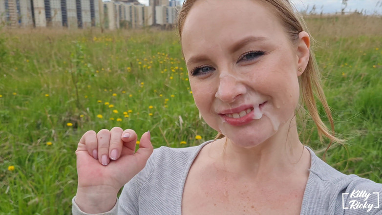 Kelsi69: Venkovní procházka spermatem na obličej