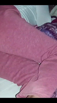 Mon beau-père B. entre dans ma chambre le matin et me baise par derrière