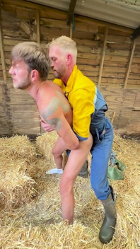 Topless parapsychika zostaje zerżnięta mocniej niż przewidział rolnik Sam w swojej stodole