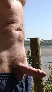 Openbare masturbatie, grote ongecensureerde pik klaarkomen bij de rivier in de zonneschijn - Rockard Daddy