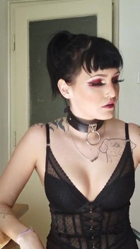 Getatoeëerde gothic dame rookt in de keuken