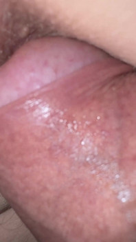 Extrême, gros plan, une fille de 18 ans se fait enculer et baiser par la chatte