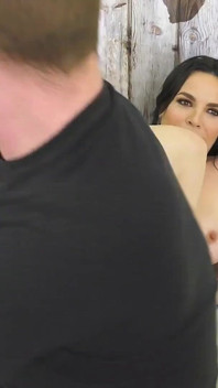 Mamă sexy cu țâțe mari Dana Dearmond face o labă cu picioarele și un sex oral adânc în gât înainte de sex dur în direct