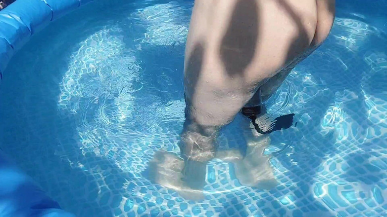 Kitty_Cross: Winziger pool, großer spritzen: sexy schwimmen und dampfendes finale