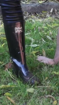 Elle Utilise Un Inconnu Pour Nettoyer Ses Bottes Boueuses