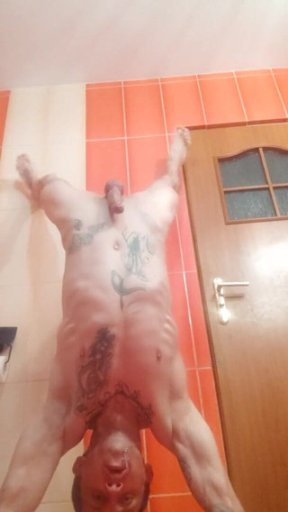 Hard big Tatooed cokk!: Handstand & aftrekken - solo