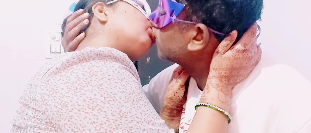 Xpriya sex: Sexy priya bhabhi gab blowjob in green sari.