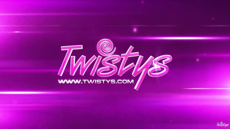 Twistys: Twistys - caucaziană Logan Drae devine complet goală în interior pentru un...