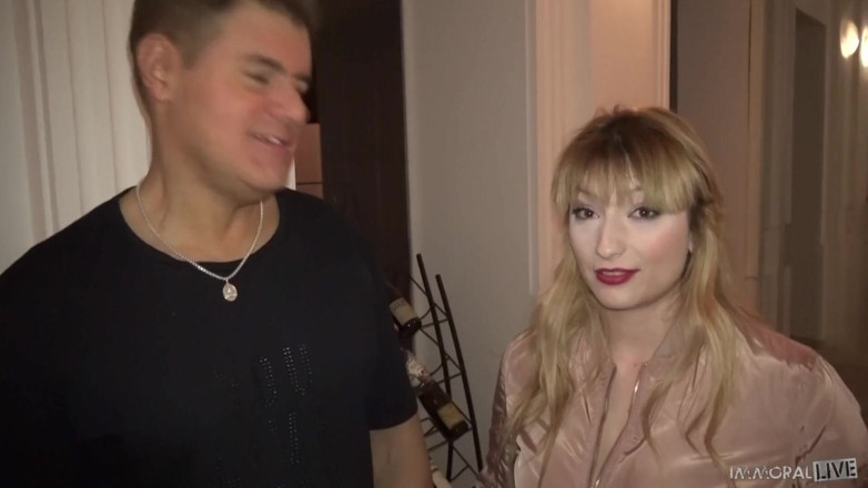 Immoral Live: Ejaculare în nimfomană cu sânii mari naturali