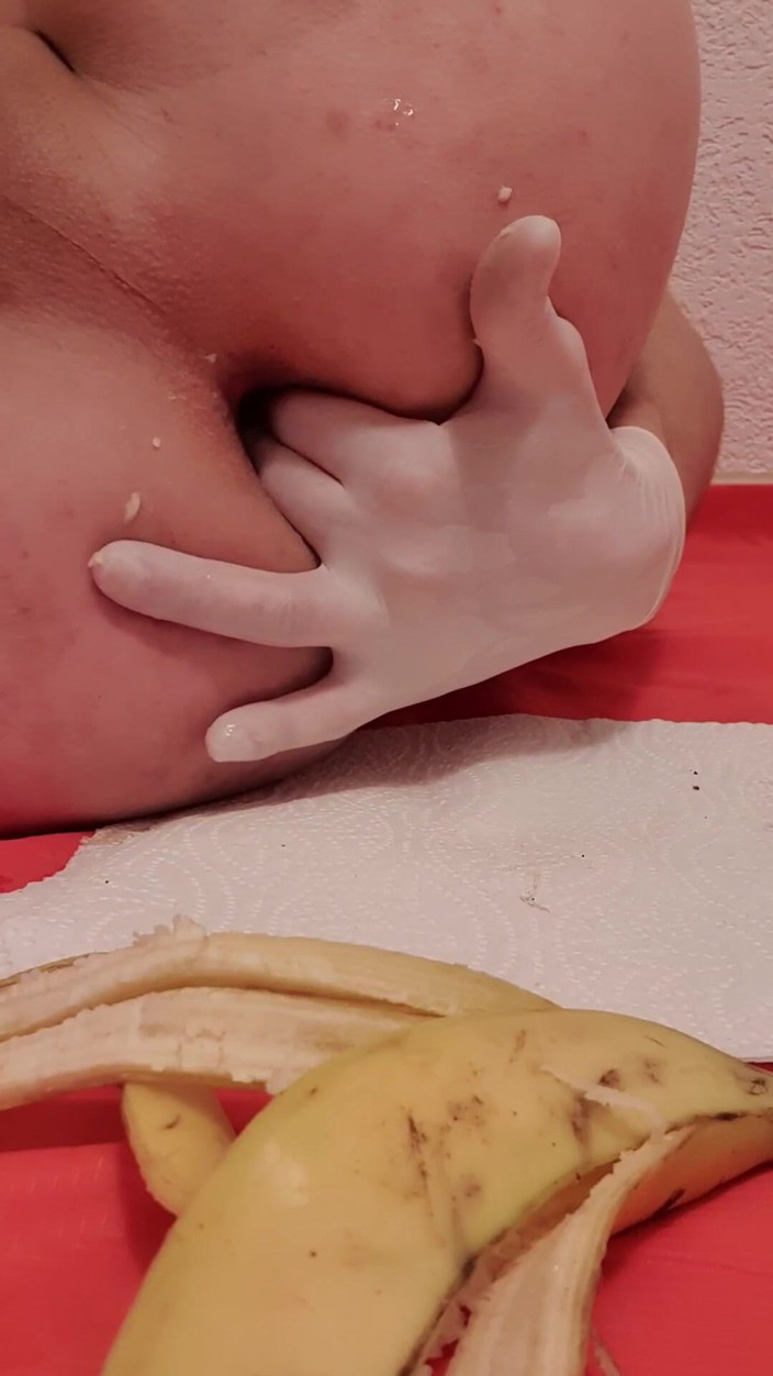 Timmyboy: Timmyboy92 wird in den arsch mit bananenbrecher gedreht