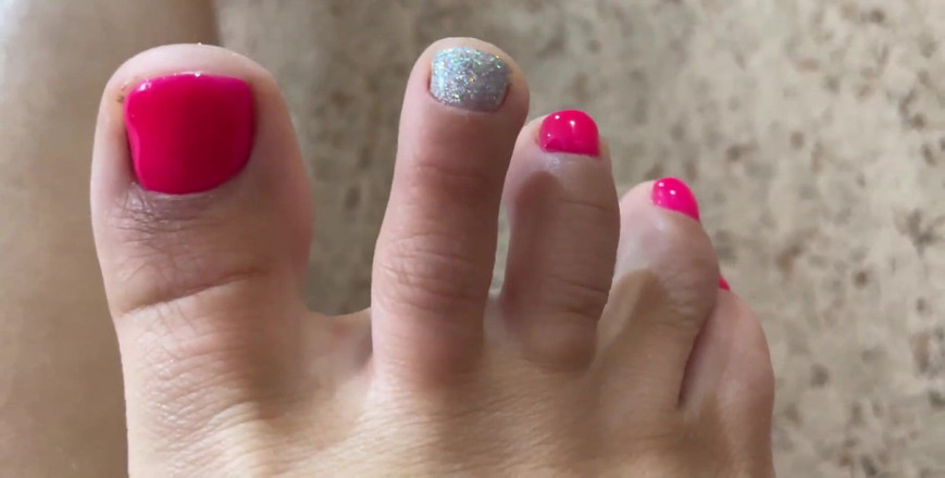 Lux Eva: Fetish kaki dengan painted maild