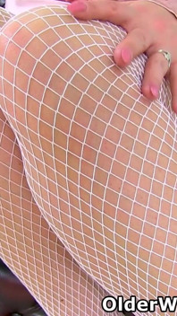La MILF inglese amber leigh è eccitante nelle calze a rete e condivide le sue abilità con il dildo con te