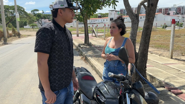 ManuelaAlvarez: Najdu si sexy holku s velkým zadkem a její motorkou...